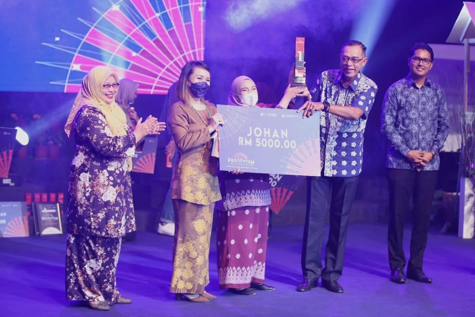 ‘Peti Sejuk’ diangkat sebagai Juara Pertandingan Teater Prosenium Pengguna Universiti Awam 2022