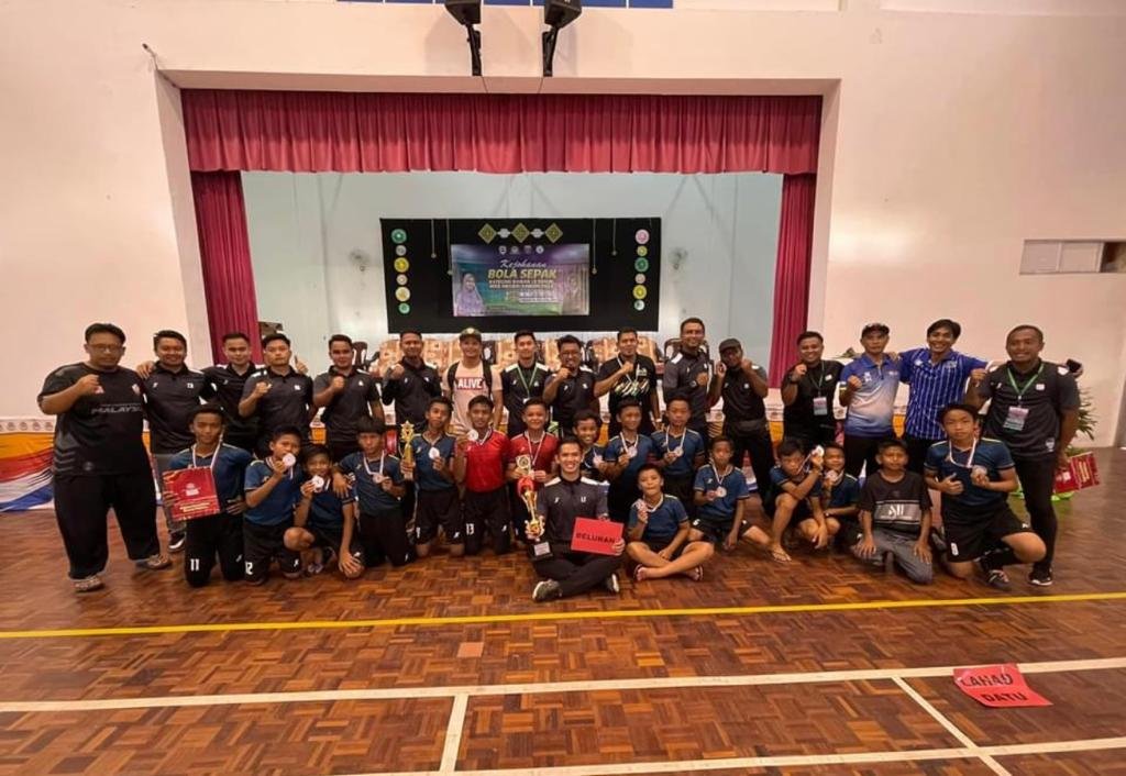 Pemain Bolasepak SK Perancangan rangkul Anugerah Pemain Terbaik MSS Sabah