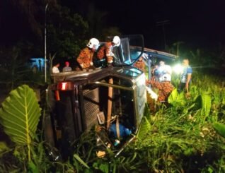 Kereta terbabas, warga emas selamat