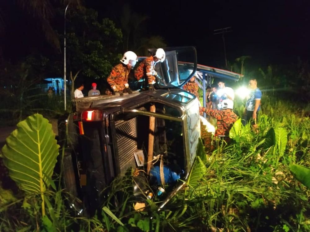 Kereta terbabas, warga emas selamat