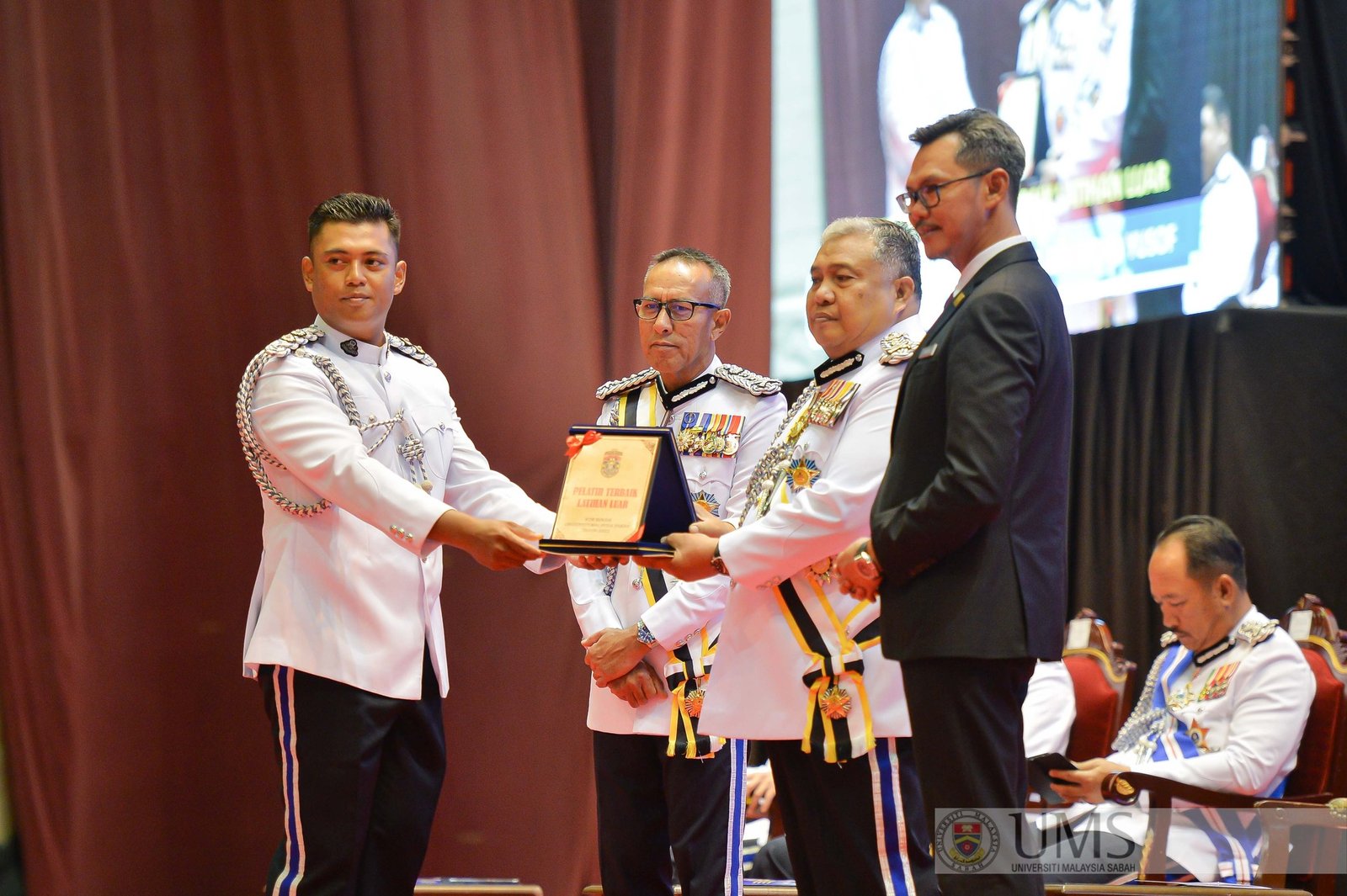 106 pelatih terima sijil pentauliahan Inspektor Kor SUKSIS Zon Borneo