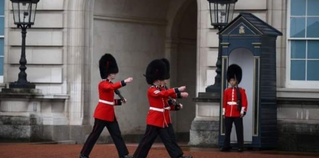 Kerabat bergegas untuk bersama Ratu Elizabeth II