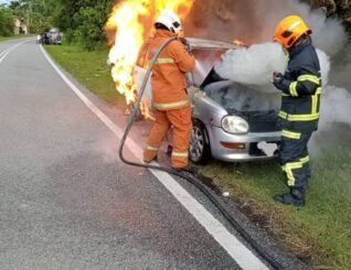 Wanita parah kereta rempuh lori terbakar