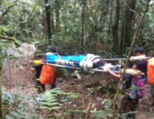 Pendaki wanita seliuh kaki kanan diusung di Ranau