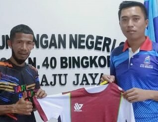 Hasrat Pasukan Bola Sepak Komuniti Belia Kampung Apin-Apin miliki jersi tercapai