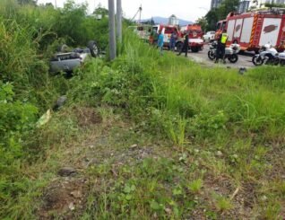 Kenderaan terbalik, pemandu cedera di Jalan Penampang Bypass