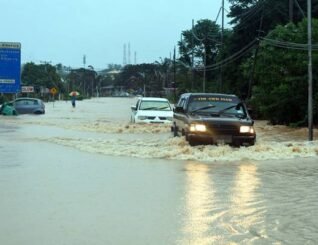 Penampang dilanda banjir, sungai pada paras bahaya