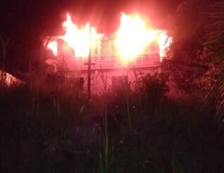 Sebuah rumah dua tingkat musnah dijilat api di Ranau