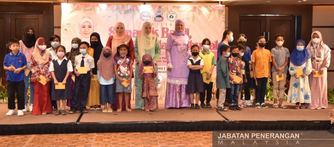 Ibu tunggal dan anak yatim terima bantuan dalam Majlis Semarak Bakti