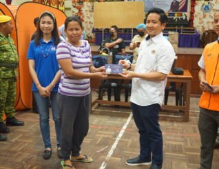 Arthur serah sumbangan di Pusat Pemindahan Sementara Sk Pekan Ansip Keningau