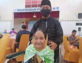 Mama tidak dapat lihat, berjalan terima bantuan Yayasan Nur Jauhar
