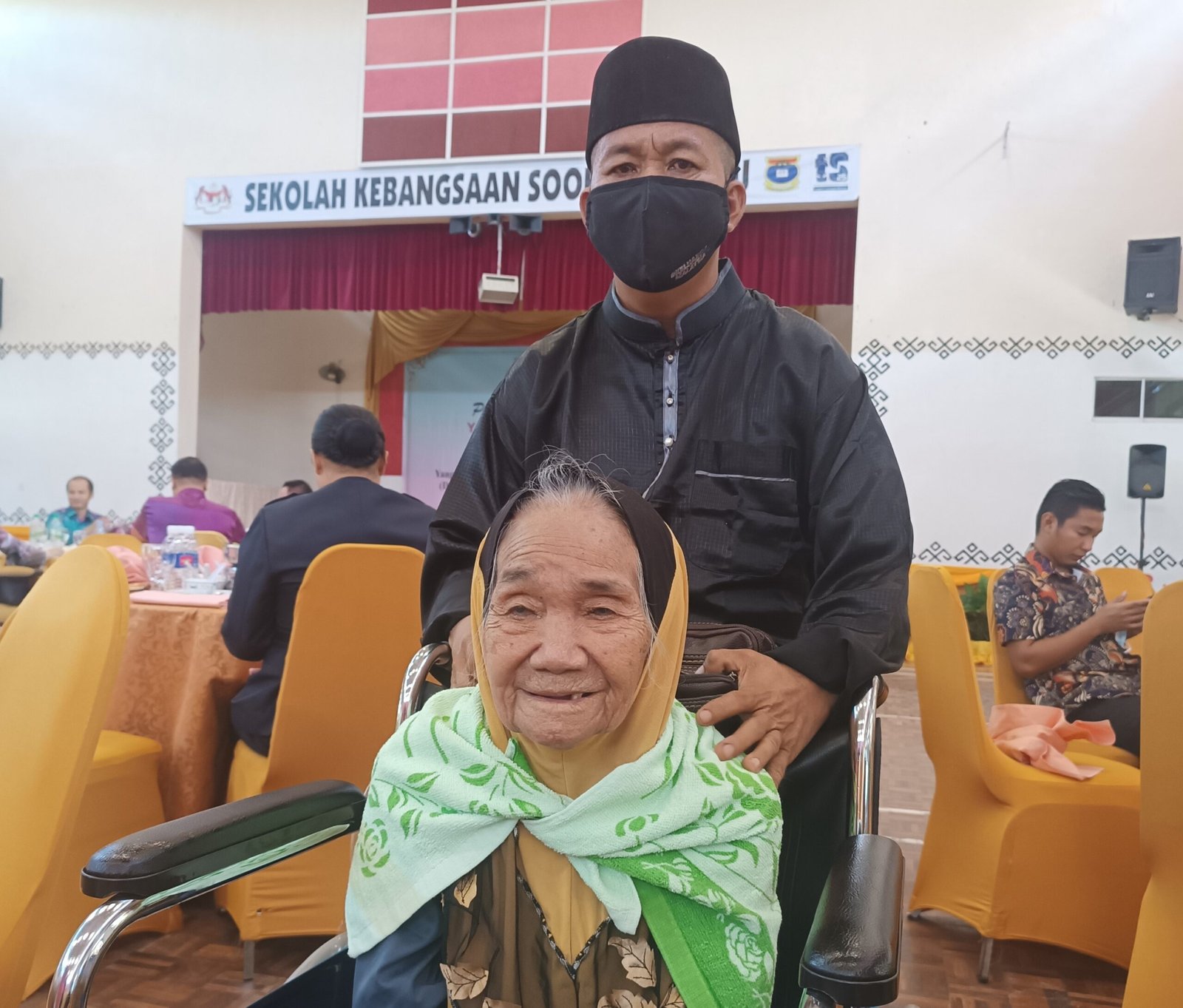 Mama tidak dapat lihat, berjalan terima bantuan Yayasan Nur Jauhar