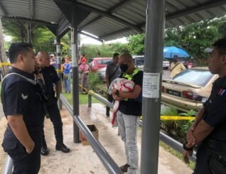 Bayi baru lahir ditemukan dalam kotak