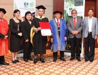 Tesis penanaman pokok gaharu bawa tuah,  terima Anugerah Freezailah