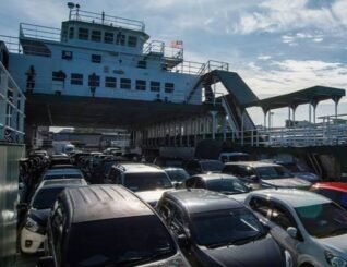 Pemeriksaan ketat di terminal feri Menumbok punca pengembara beratur panjang