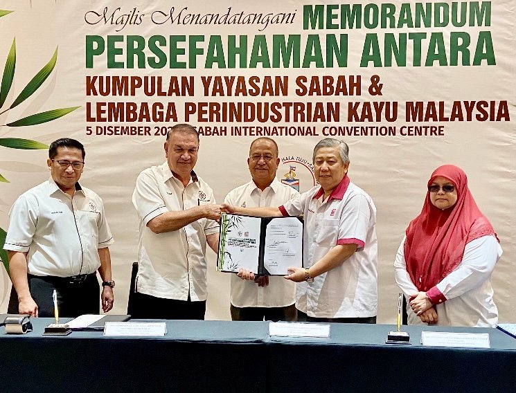 Kumpulan Yayasan Sabah menandatangani MoU sempena Program Penanaman Bahan Mentah