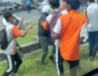 Gaduh, pelajar 15 dan 16 tahun bertumbuk di stesen minyak ditahan
