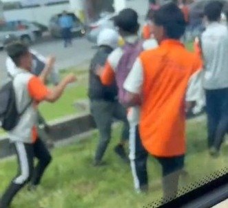 Gaduh, pelajar 15 dan 16 tahun bertumbuk di stesen minyak ditahan