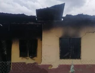 Satu blok rumah kongsi musnah dijilat api di Tawau