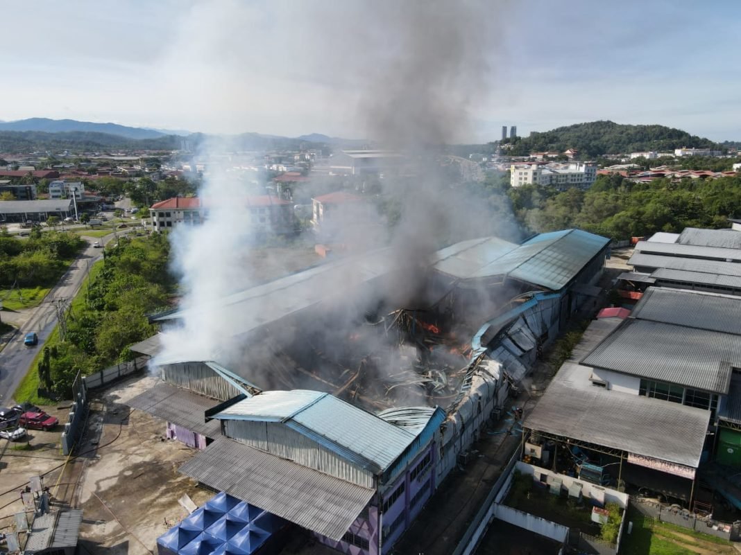 Gudang barangan dapur, dua lagi premis musnah dijilat api di Jalan Tuaran Bypass