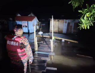 Tiga kediaman musnah fenomena air pasang besar di Kota Belud