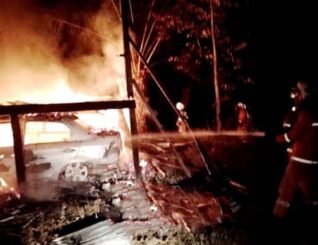 Motosikal, kereta musnah insiden rumah dua tingkat terbakar di Lahad Datu