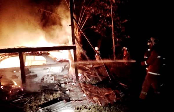 Motosikal, kereta musnah insiden rumah dua tingkat terbakar di Lahad Datu