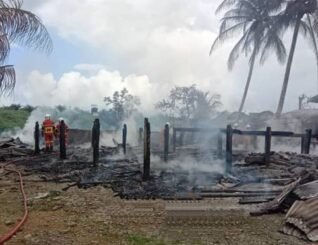 Dua keluarga sehelai sepinggang, rumah pekerja terbakar di Lahad Datu