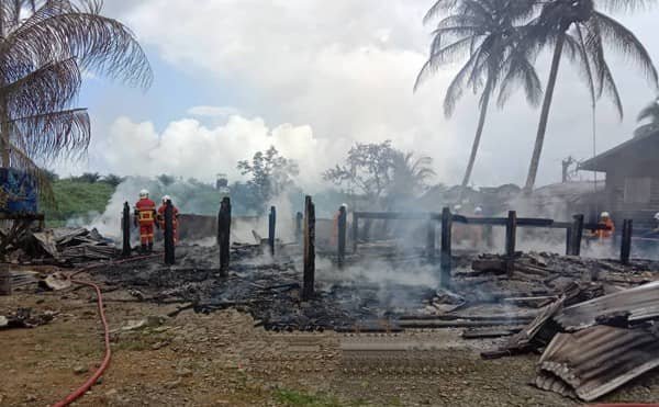 Dua keluarga sehelai sepinggang, rumah pekerja terbakar di Lahad Datu