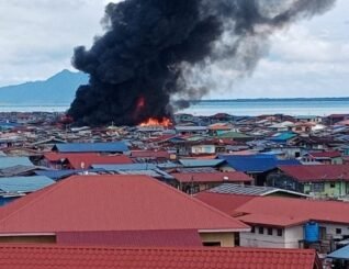 Kira-kira 17 rumah atas air dijilat api di Kg Bangau-Bangau, Semporna