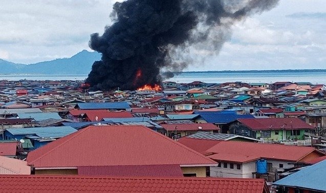 Kira-kira 17 rumah atas air dijilat api di Kg Bangau-Bangau, Semporna