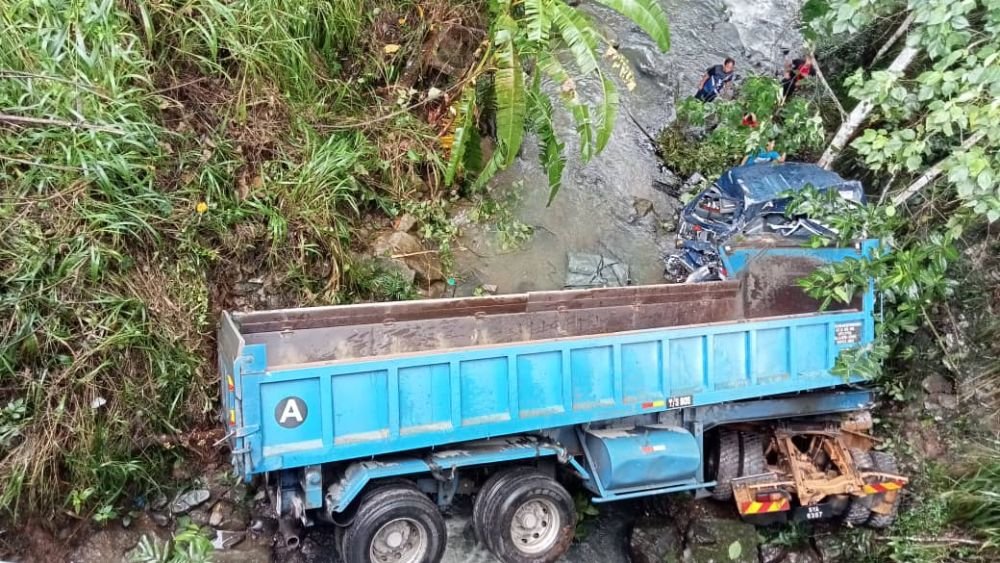 Pemandu 45 tahun nyaris maut, lori terjunam ke dalam sungai di Kota Marudu