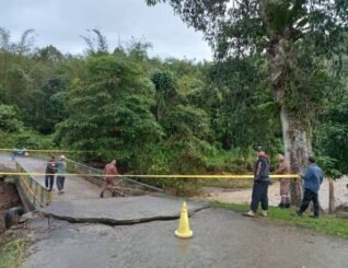 Arus sungai deras punca jambatan Kampung Mohimboyon runtuh di Ranau