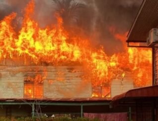 Musnah sama sekali, kediaman dua tingkat terbakar di Tawau