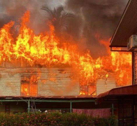 Musnah sama sekali, kediaman dua tingkat terbakar di Tawau