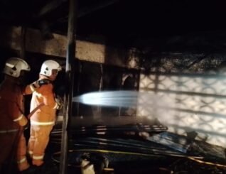 Rumah pekerja terbakar sama sekali di Beluran