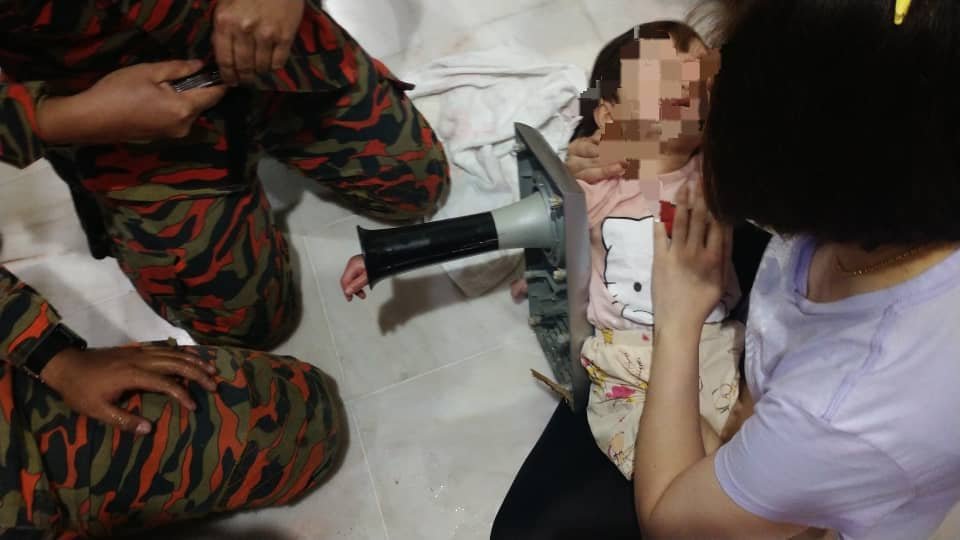 Tangan tersepit dalam ‘speaker’, kanak-kanak perempuan diselamat bomba
