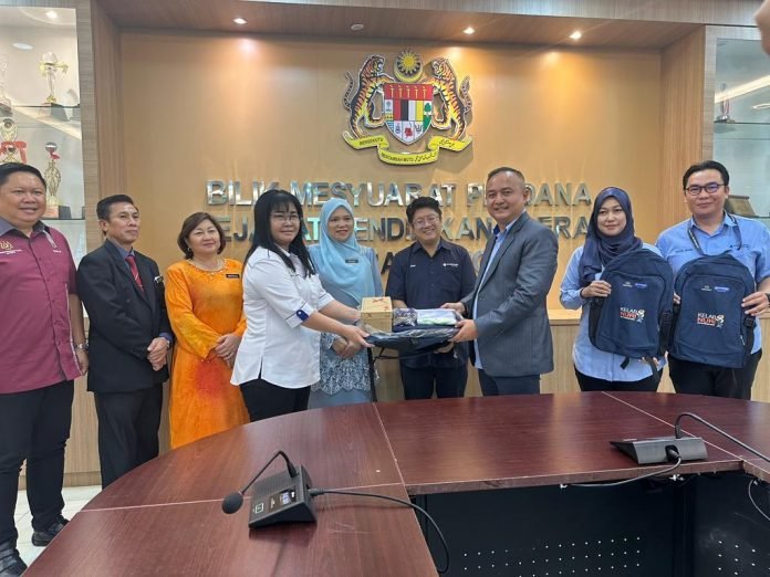Bank Rakyat sumbang baju seragam sekolah buat murid di Penampang