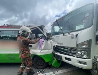 Van pelancong bertembung dengan lori, pemandu tersepit terselamat