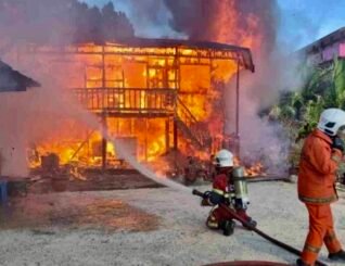 Bayi melecur kepala dan kaki selepas rumah terbakar