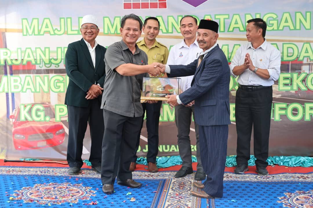 Pembangunan lapan unit kedai bantu tingkat ekonomi penduduk Kg Padas Damit