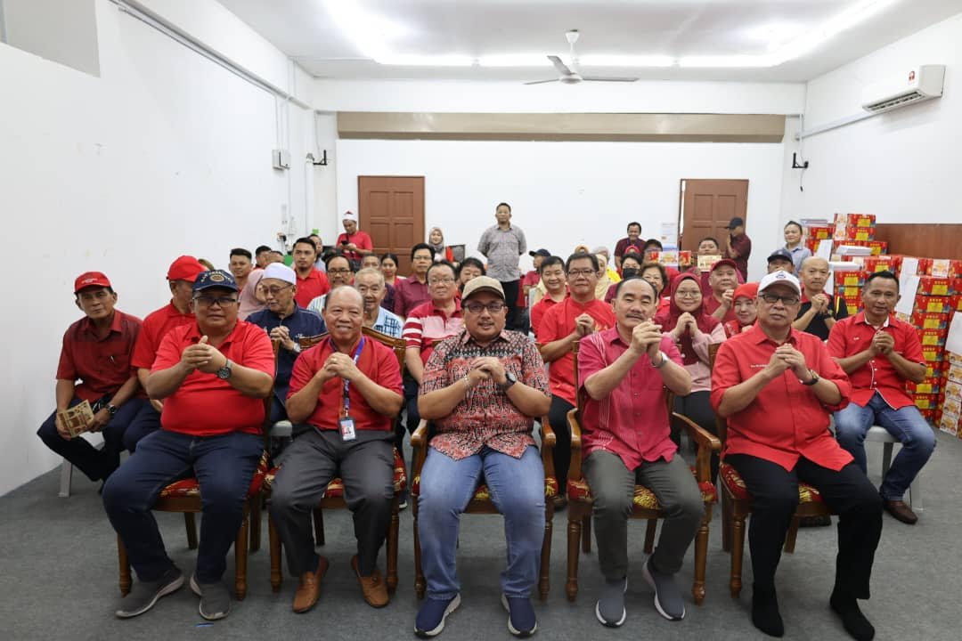 Ruslan serah sumbangan kepada tiga persatuan agama, dua tokong sempena Tahun Baru Cina