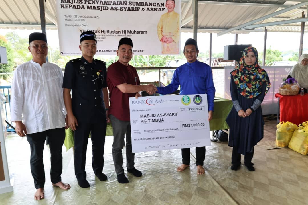 MUIS serah sumbangan kepada Masjid As-Syarif Kampung Timbua