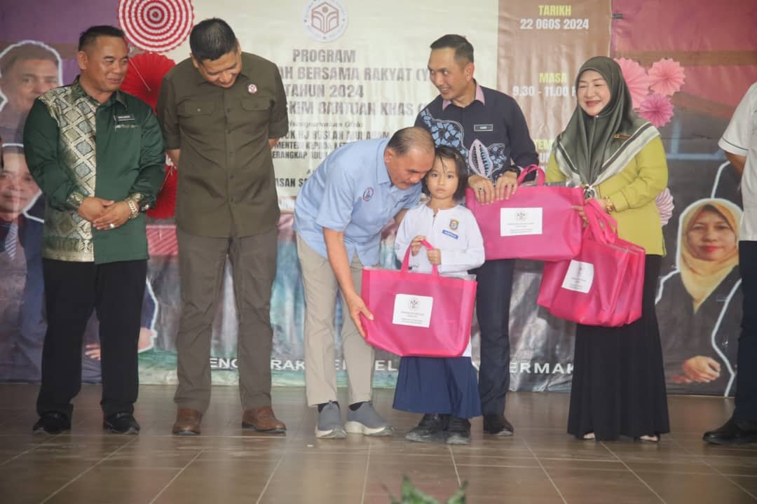 100 murid dari tiga sekolah di DUN Lumadan terima sumbangan skim khas
