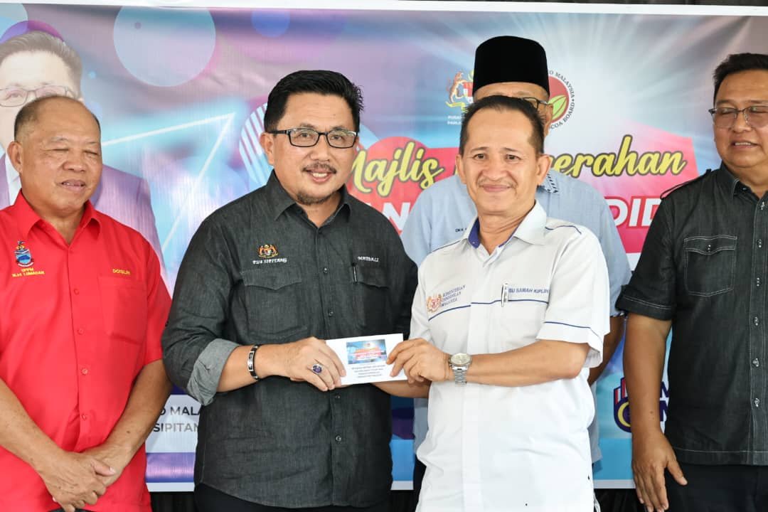 250 pelajar IPT Parlimen Sipitang terima sumbangan pendidikan