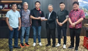 JOACHIM HARGAI SUMBANGAN PERSATUAN KEBAJIKAN HONG MEN SABAH KEPADA MANGSA BANJIR