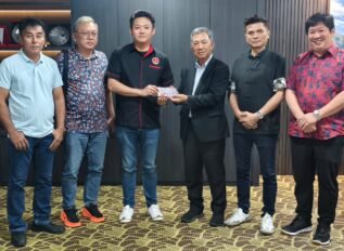 JOACHIM HARGAI SUMBANGAN PERSATUAN KEBAJIKAN HONG MEN SABAH KEPADA MANGSA BANJIR