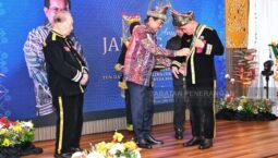 Ruslan Muharam Terima Gelaran Tertinggi Janang Gayuh