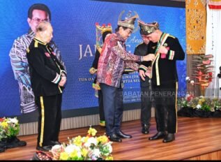 Ruslan Muharam Terima Gelaran Tertinggi Janang Gayuh