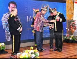 Ruslan Muharam Terima Gelaran Tertinggi Janang Gayuh